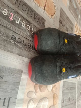 Zapatillas de seguridad Sparco negras y rojas