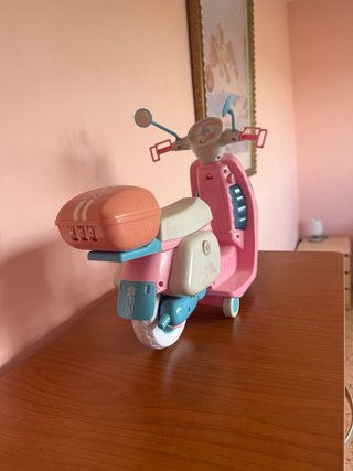 Nancy con moto rosa original