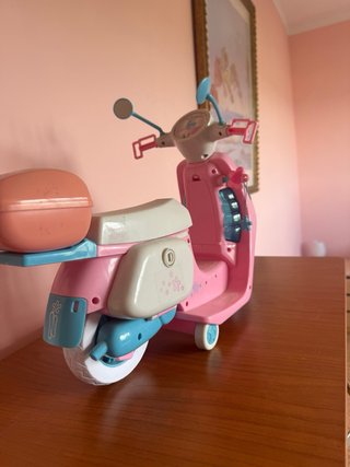 Nancy con moto rosa original