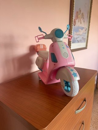 Nancy con moto rosa original