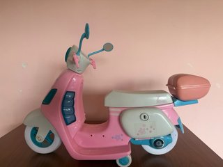 Nancy con moto rosa original