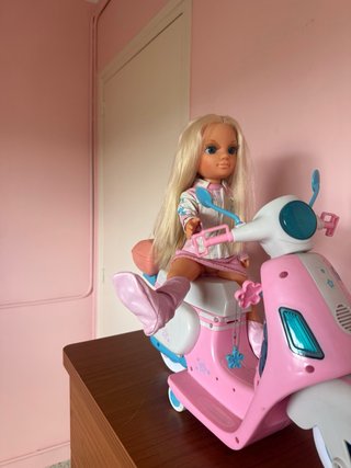 Nancy con moto rosa original