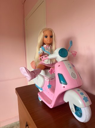 Nancy con moto rosa original