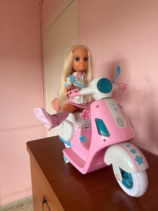 Nancy con moto rosa original