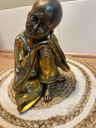 Figura decorativa oriental estilo buda