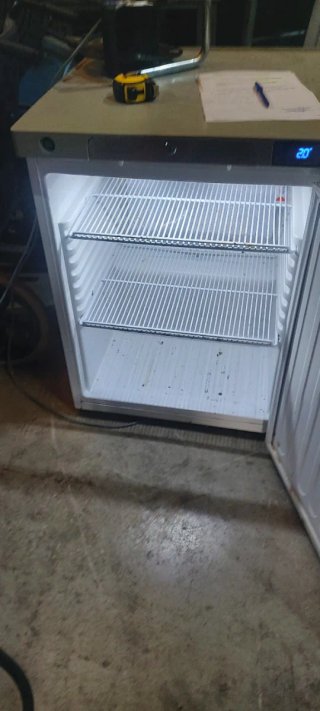 Mini nevera en funcionamiento