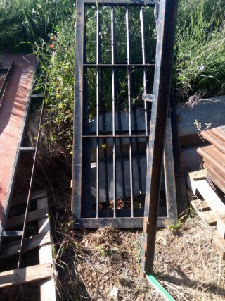 Puerta de hierro forjado