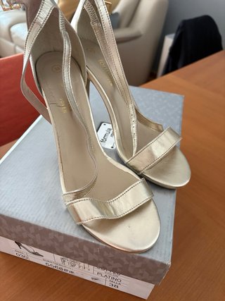 Sandalias doradas tacón alto