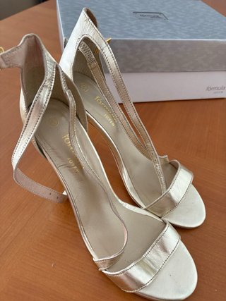 Sandalias doradas tacón alto