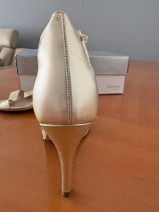 Sandalias doradas tacón alto