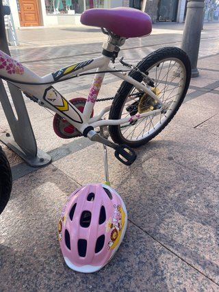 Bicicleta infantil rosa con cesta