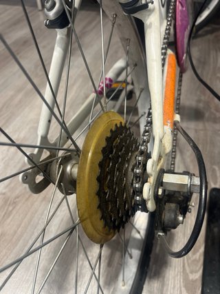 Bicicleta infantil rosa con cesta