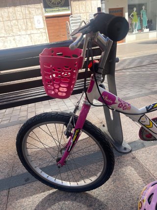 Bicicleta infantil rosa con cesta