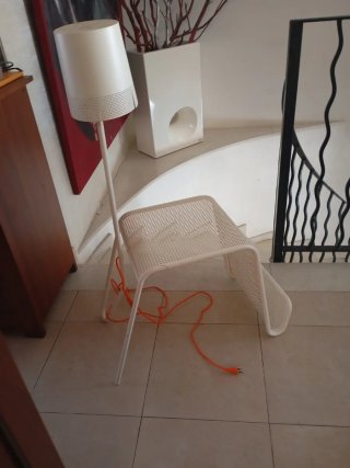 Lámpara pie y revistero Ikea blanco/naranja