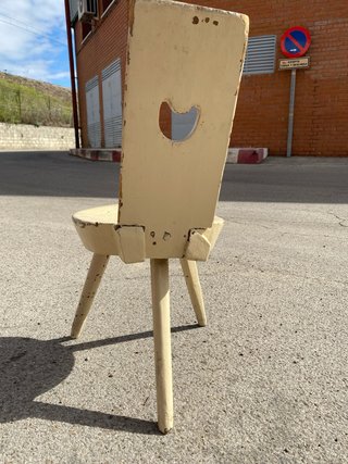 Silla antigua de madera beige