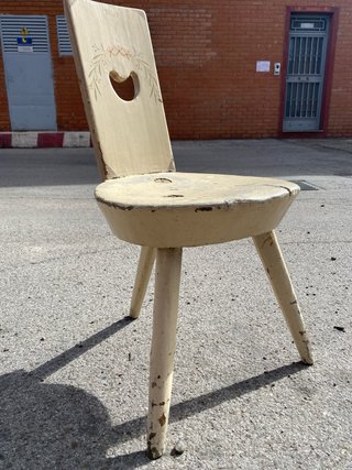 Silla antigua de madera beige