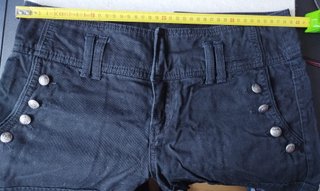 Shorts negros con botones militares