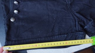 Shorts negros con botones militares
