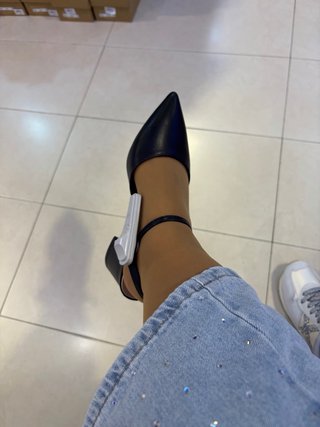 Zapatos negros tacón hebilla dorada