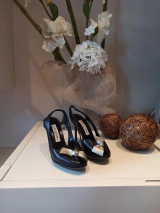 Manolo Blahnik Piel Tacón Negro y Dorado