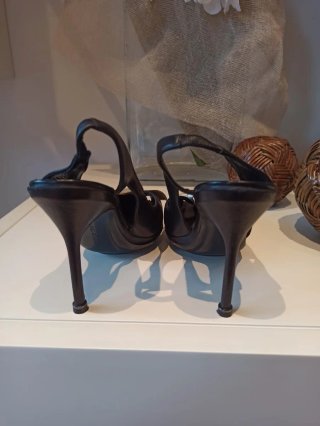 Manolo Blahnik Piel Tacón Negro y Dorado