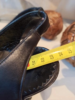 Manolo Blahnik Piel Tacón Negro y Dorado