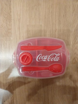 Tupper Coca Cola con cubiertos