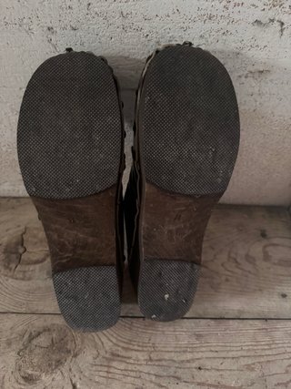 Zuecos de piel marrones