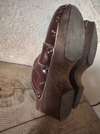 Zuecos de piel marrones