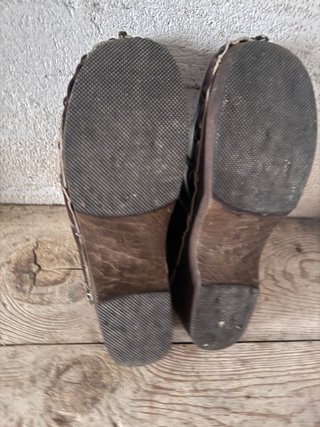 Zuecos de piel marrones