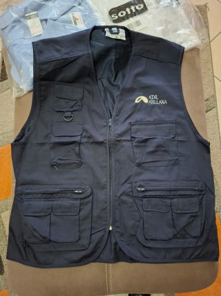 Set 5 pezzi:2 camicie,2 T-shirt,1 gilet da lavoro.
