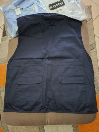 Set 5 pezzi:2 camicie,2 T-shirt,1 gilet da lavoro.