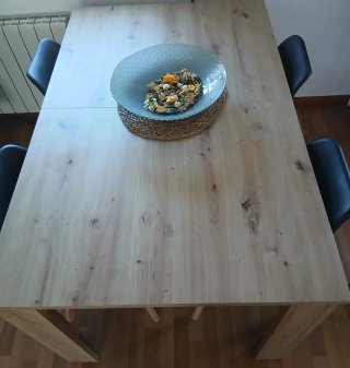 Mesa comedor + 4 sillas madera y plástico
