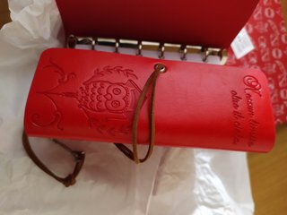 Block notes rosso con taccuino e ciondolo argento