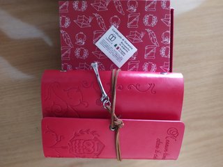 Block notes rosso con taccuino e ciondolo argento