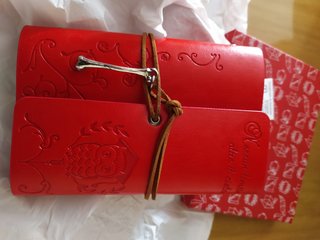 Block notes rosso con taccuino e ciondolo argento