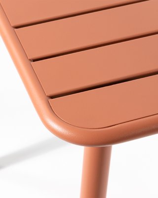 Mesa de terraza naranja