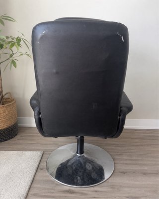 Sillón de piel negro con pie metálico