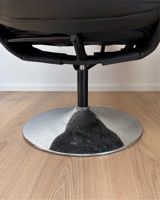 Sillón de piel negro con pie metálico