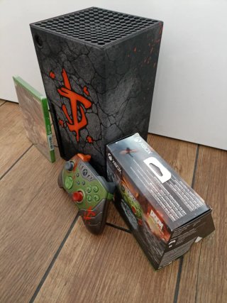 Series X Edición DOOM + juego + tiquet de compra