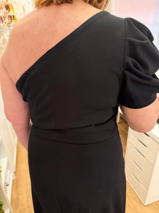 Vestido pantalón negro con cola