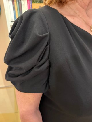 Vestido pantalón negro con cola