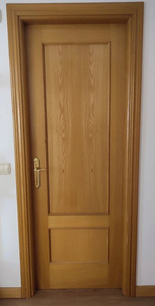 Puerta de madera interior, hay dos puertas
