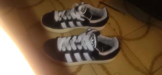 Zapatillas Adidas Negras y Blancas y Vans moradas.