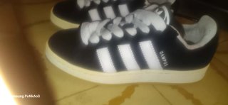 Zapatillas Adidas Negras y Blancas y Vans moradas.