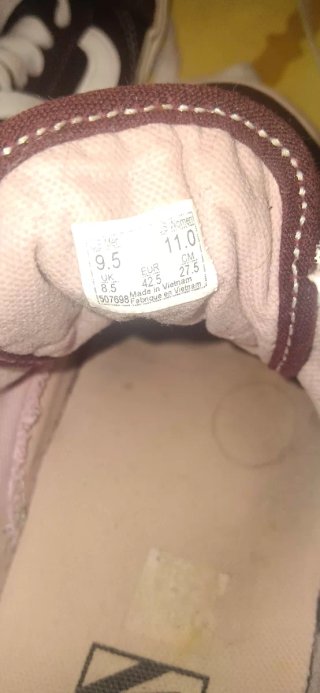 Zapatillas Adidas Negras y Blancas y Vans moradas.