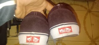 Zapatillas Adidas Negras y Blancas y Vans moradas.