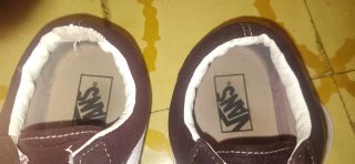 Zapatillas Adidas Negras y Blancas y Vans moradas.
