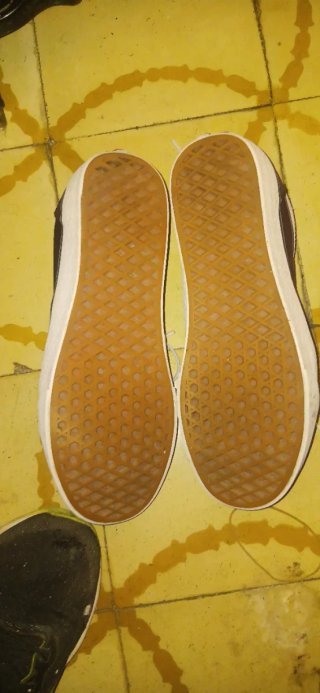 Zapatillas Adidas Negras y Blancas y Vans moradas.