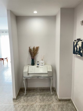 Mueble recibidor blanco y gris